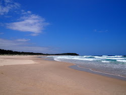 Foto af Back Beach med lang lige kyst