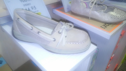 Shoe Store «DSW Designer Shoe Warehouse», reviews and photos, 2771 Town Center Blvd, Crestview Hills, KY 41017, USA