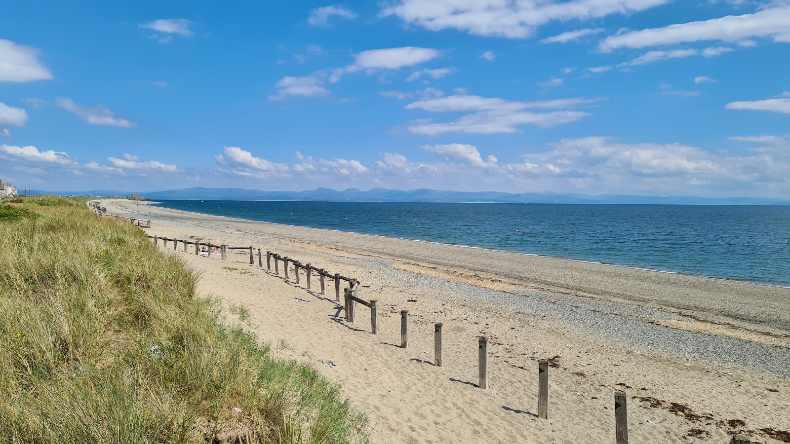 普利赫利海滩（特雷斯·马里安）的照片 带有碧绿色纯水表面