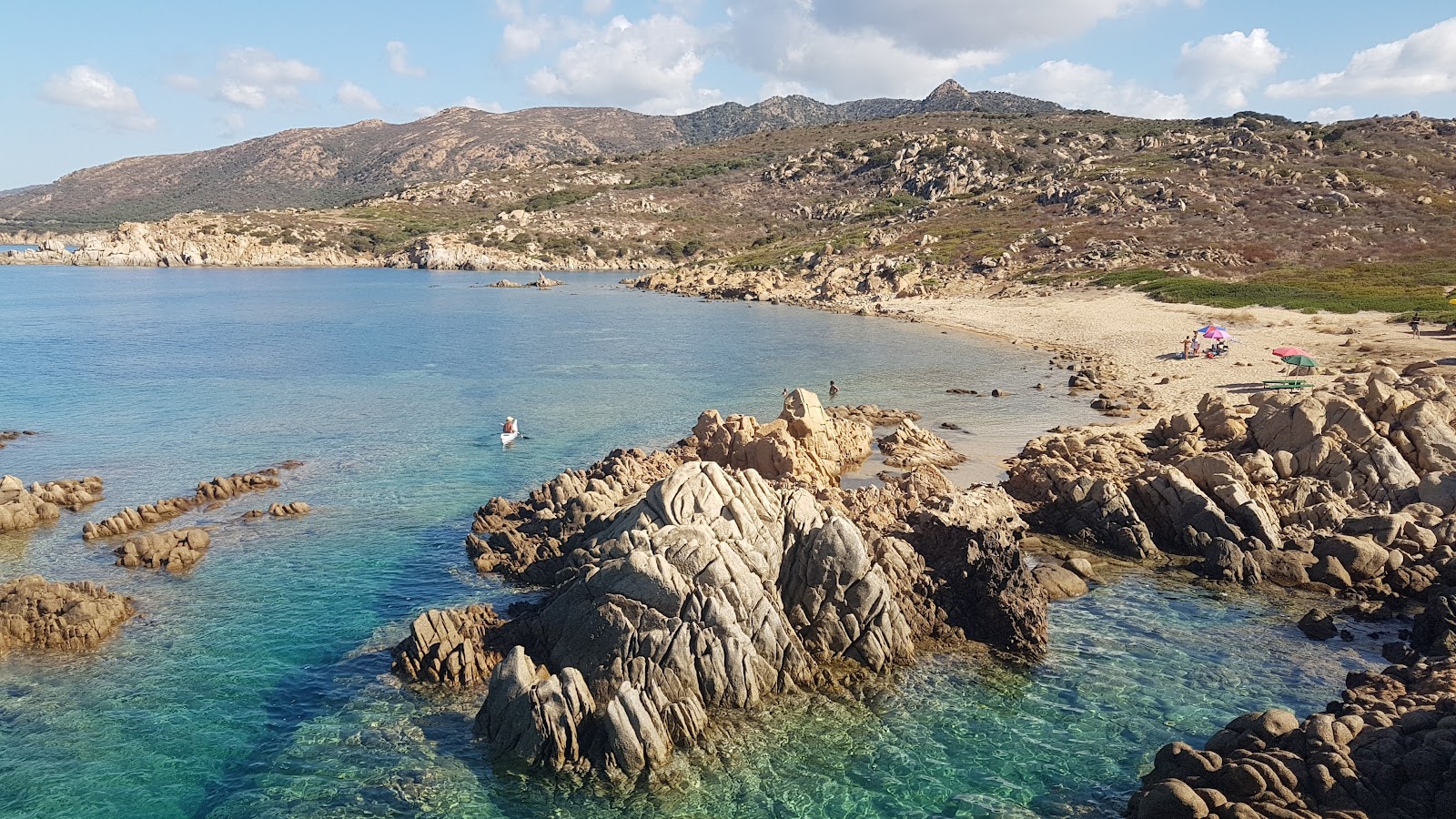 Foto van Spiaggia di Ferraglione met blauw puur water oppervlakte