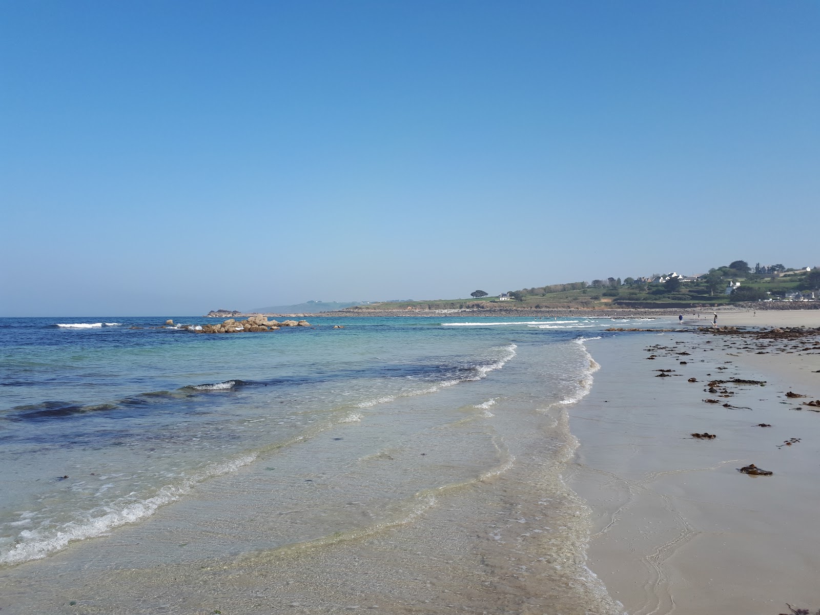 Φωτογραφία του Plage de Primel περιτριγυρισμένο από βουνά