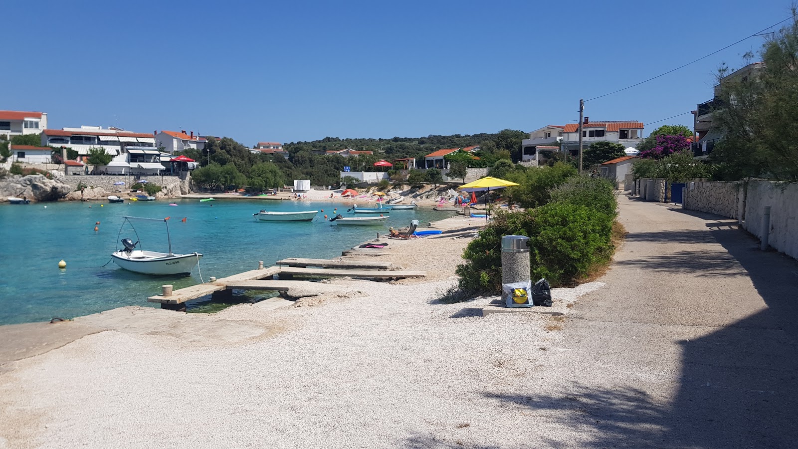 Foto von Kanica beach II und die siedlung