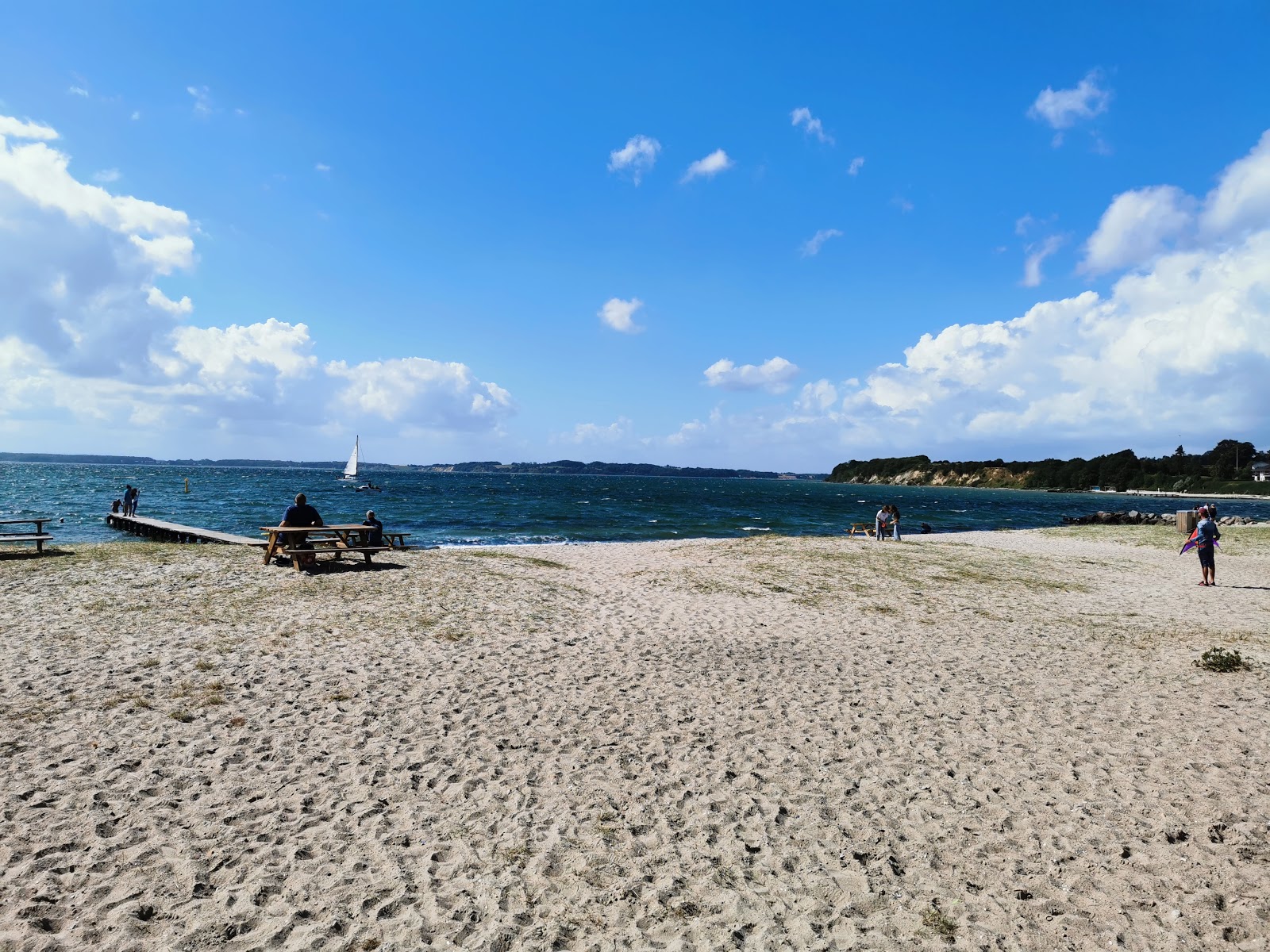 Fotografie cu Fluepapiret Beach cu o suprafață de nisip strălucitor