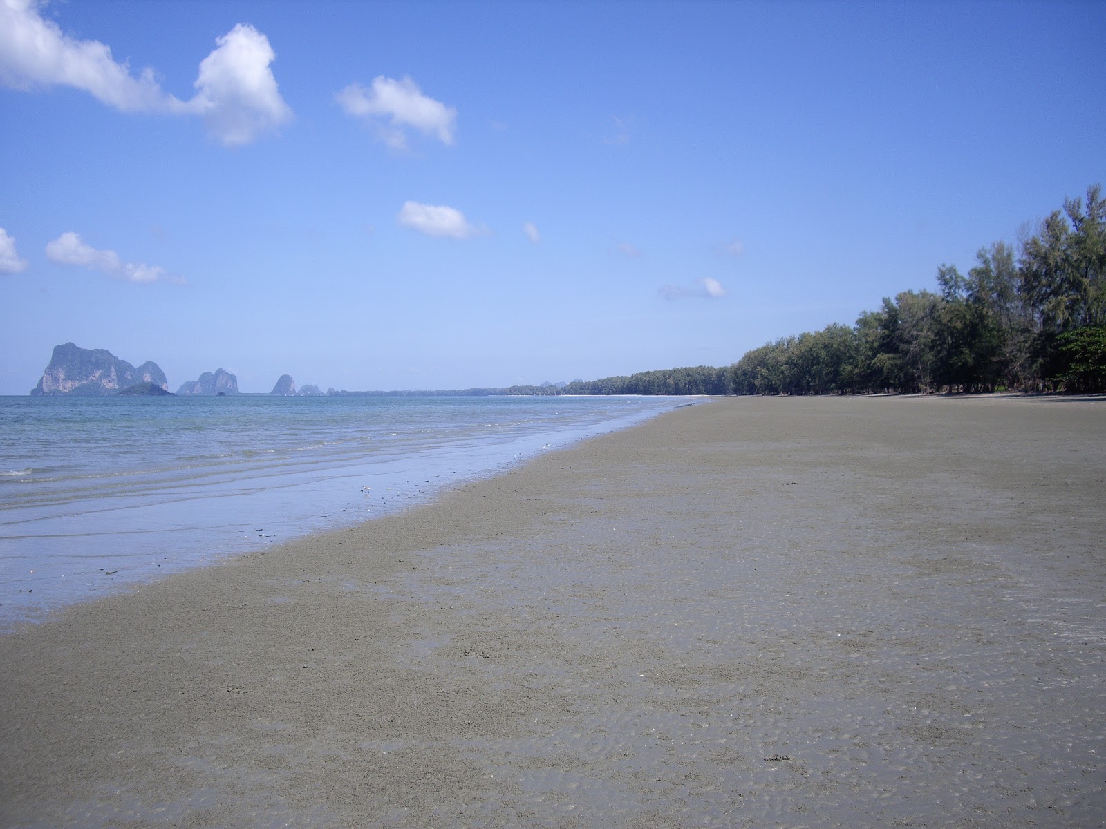 Foto av Chao Mai Beach med turkos rent vatten yta
