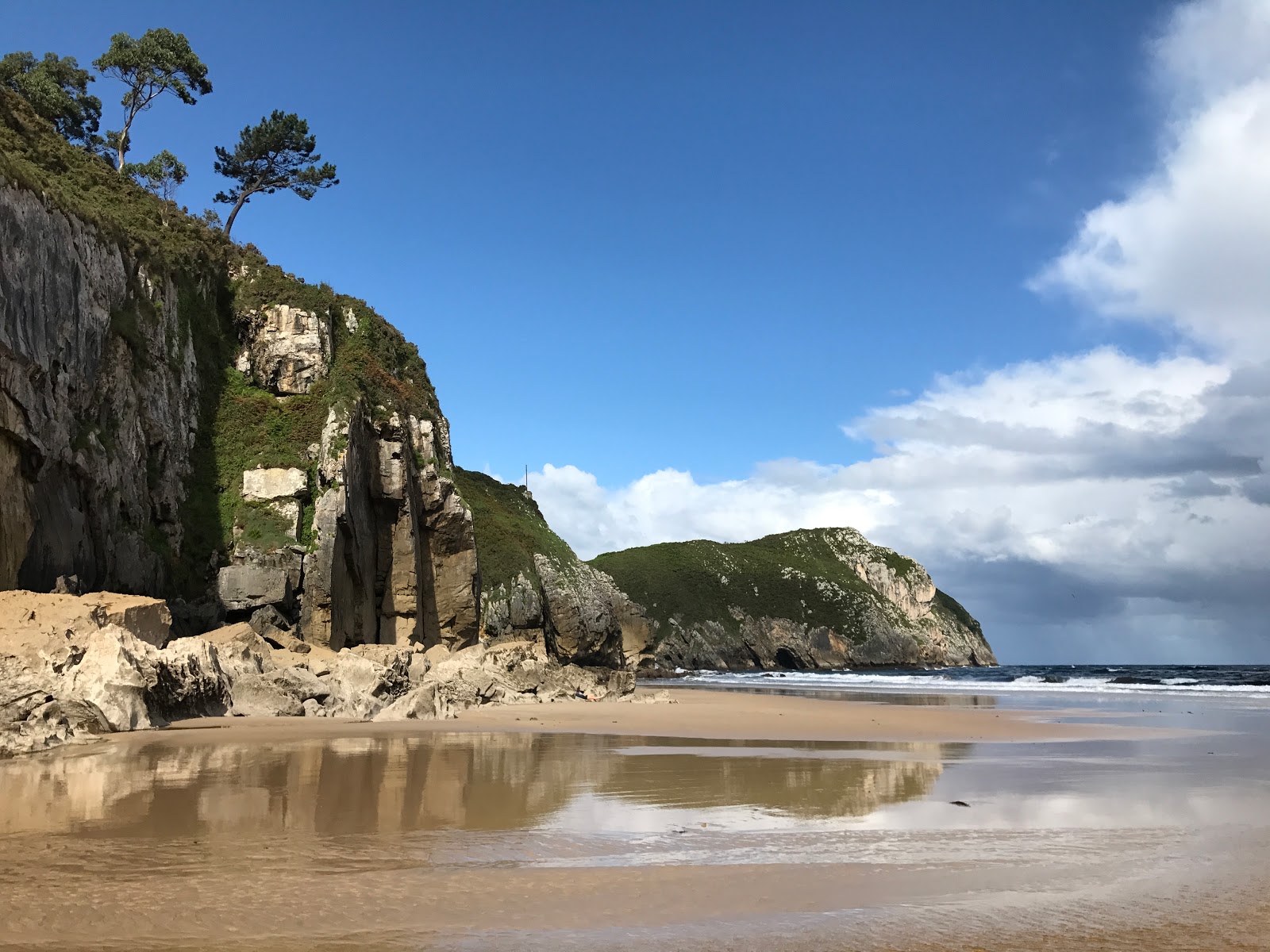 Foto von Playa de Vidiago mit beiger sand Oberfläche