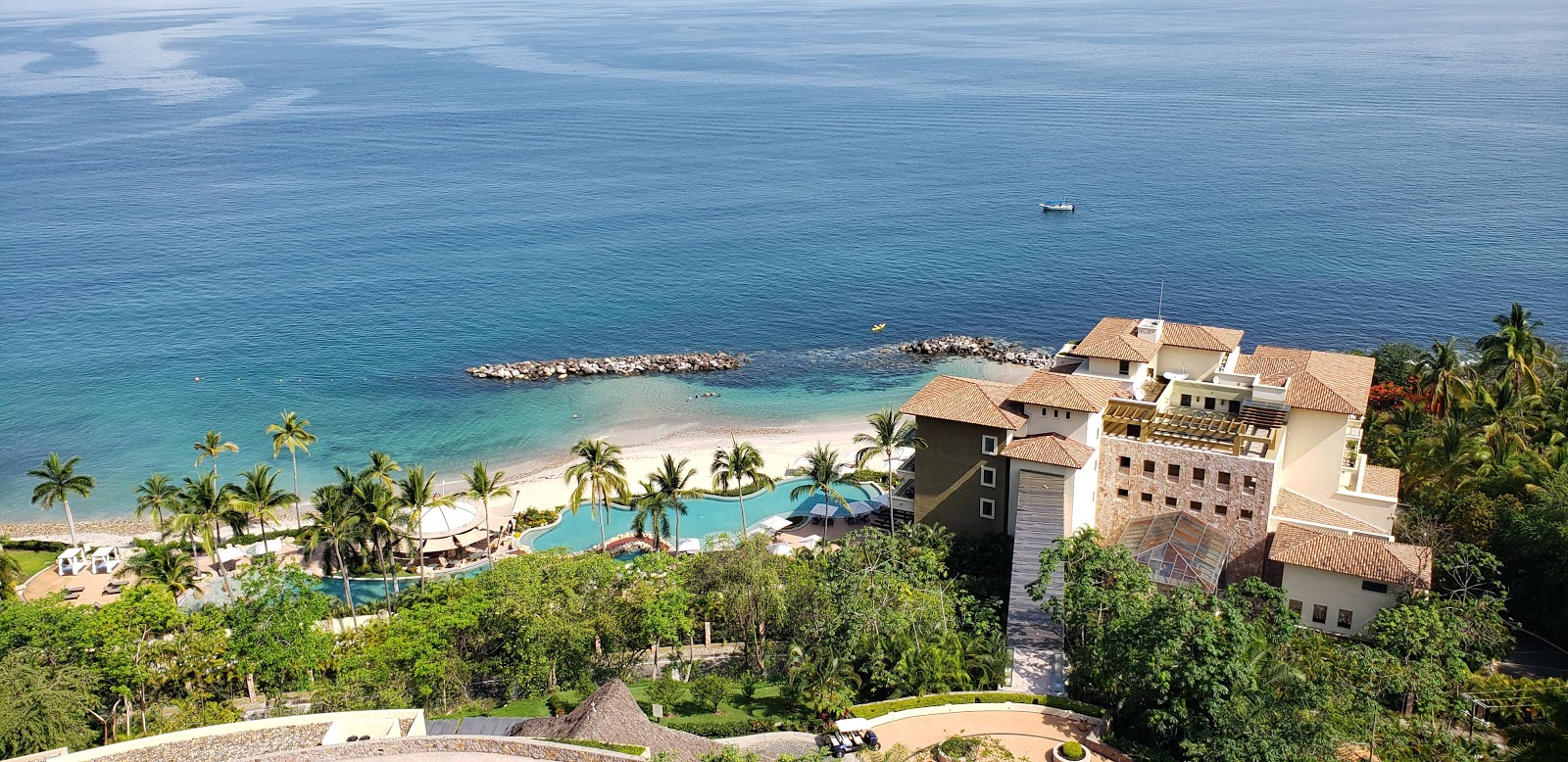 Piedrotas beach'in fotoğrafı uçurumlarla desteklenmiş