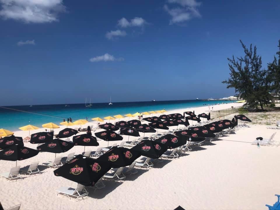 Crane beach'in fotoğrafı uçurumlarla desteklenmiş