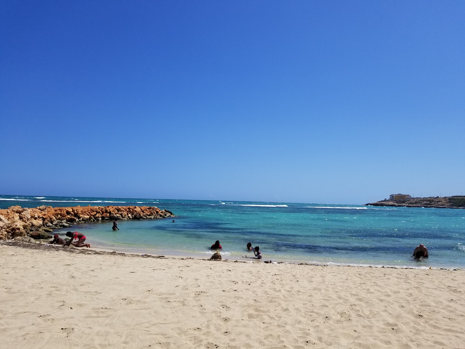 Hellshire Beach'in fotoğrafı geniş bir kıyı şeridi ile birlikte