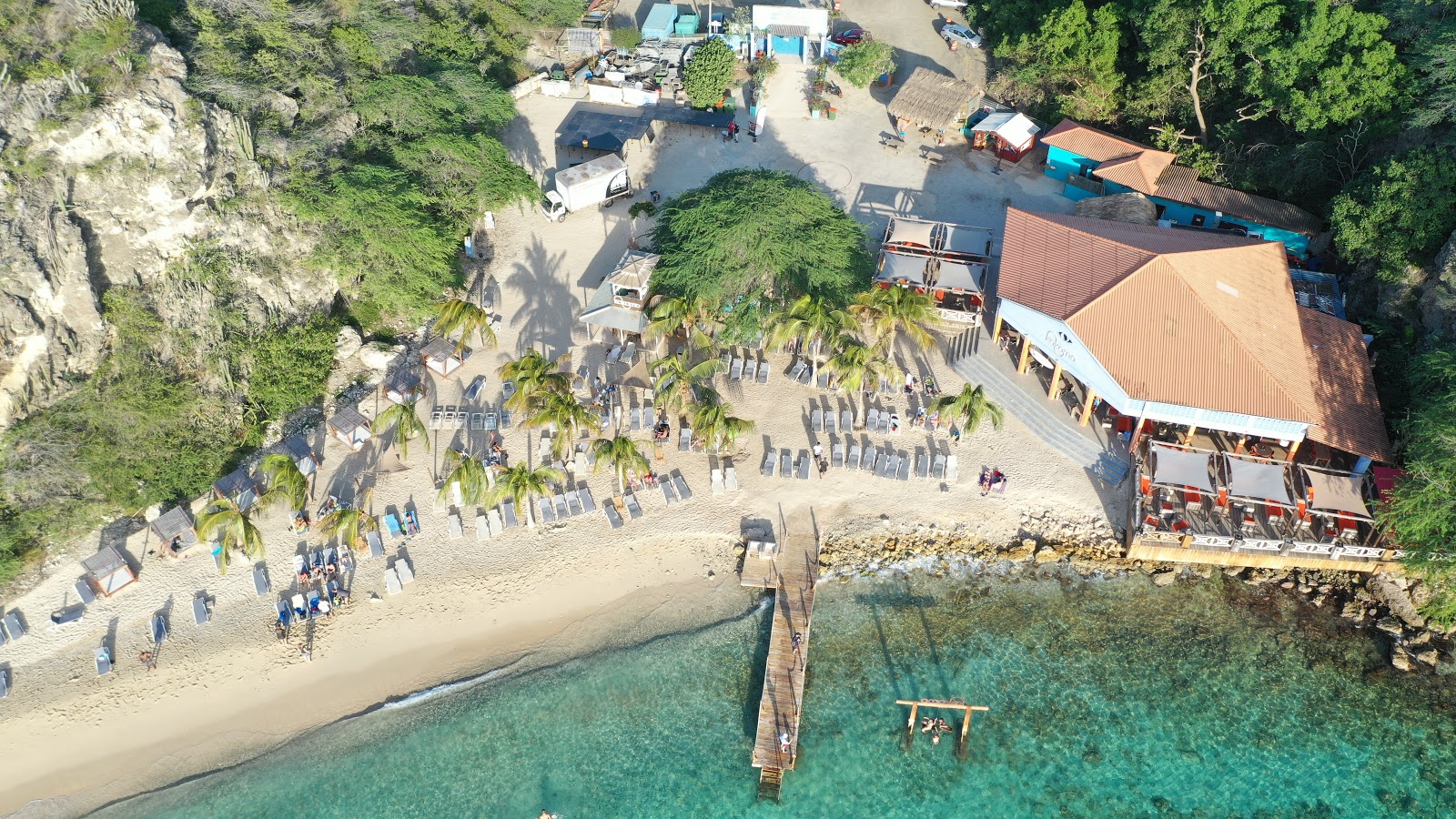 Kokomo beach'in fotoğrafı uçurumlarla desteklenmiş