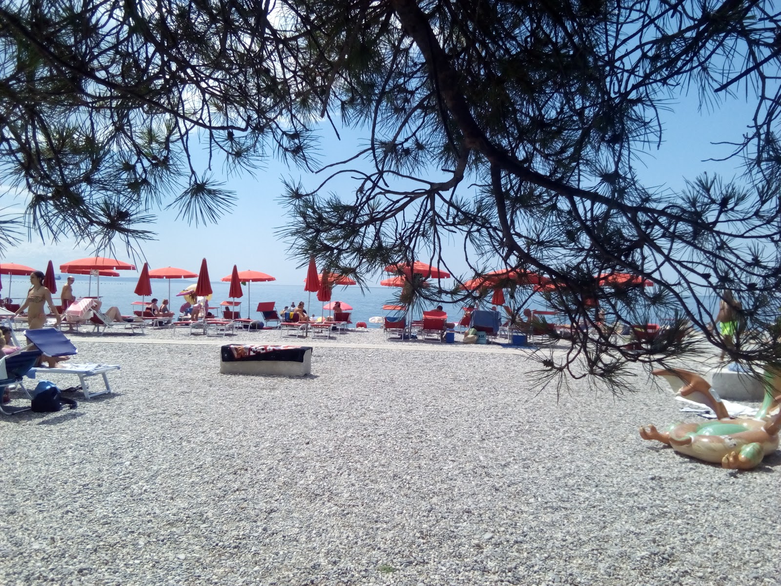 Sistiana Plajı'in fotoğrafı - rahatlamayı sevenler arasında popüler bir yer