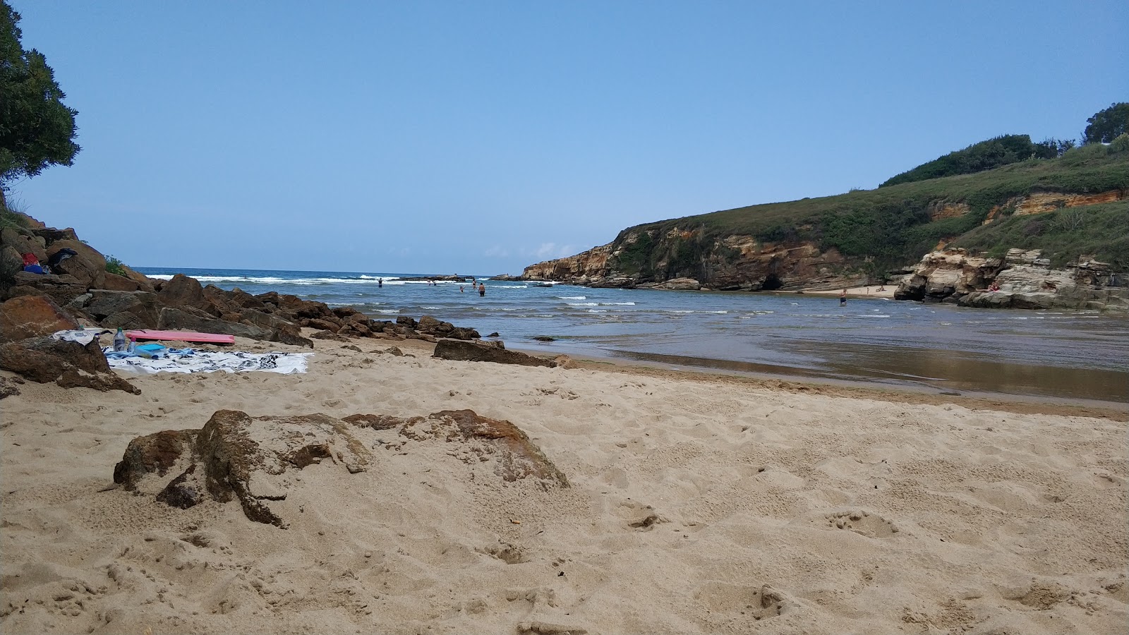 Fotografie cu Playa de Galizano cu nivelul de curățenie înalt