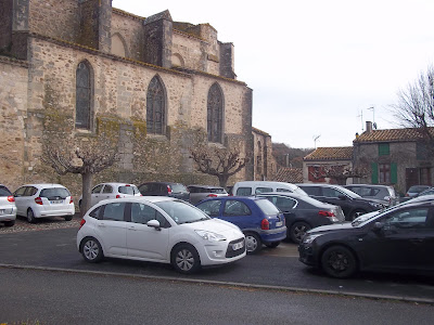 Parking de l'église à Montolieu