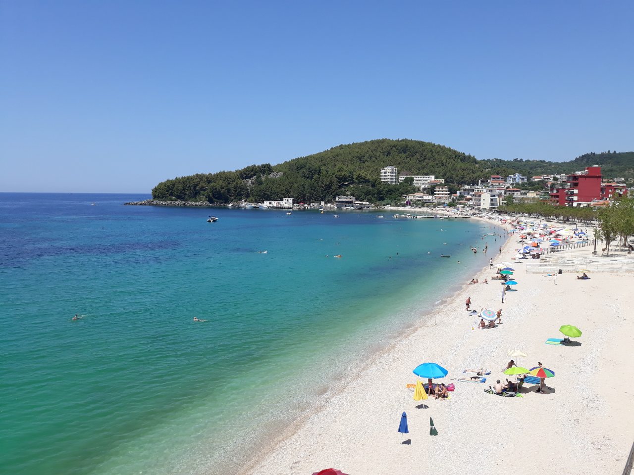 Foto van Himara Beach met kleine beige kiezelstenen oppervlakte