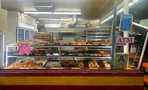 Donut Shop «Donut Hut», reviews and photos, 2025 W Magnolia Blvd, Burbank, CA 91506, USA