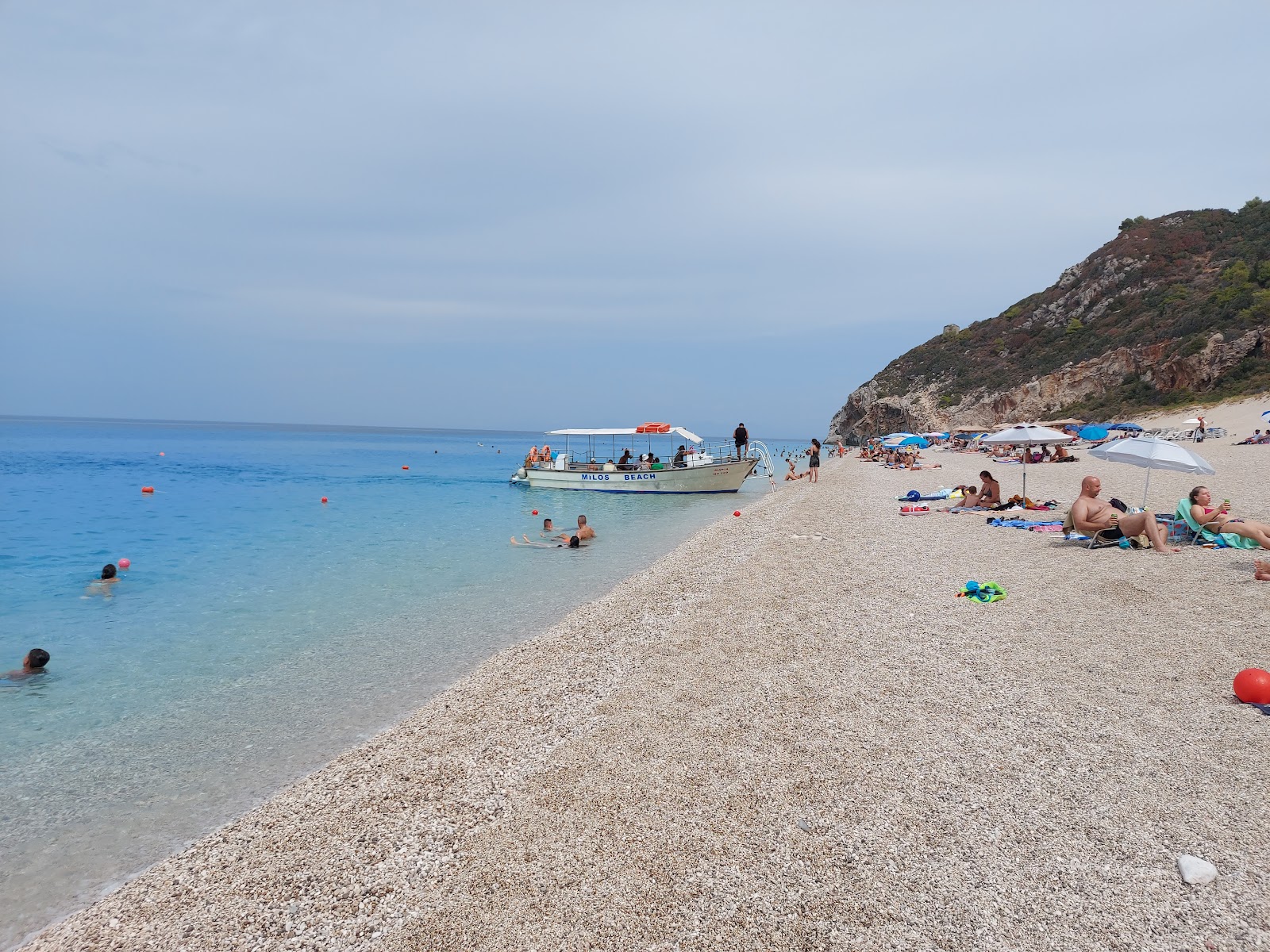 Foto von Mylos Beach umgeben von Bergen