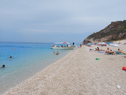 Foto von Mylos Beach umgeben von Bergen