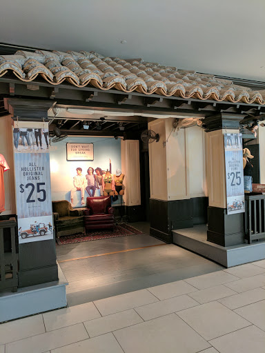 Hollister Co., 2201 Lloyd Center, Portland, OR 97232, USA, 