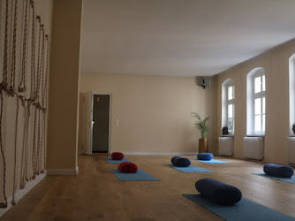 Йога в Берлине (Yoga / Naturheilpraxis)