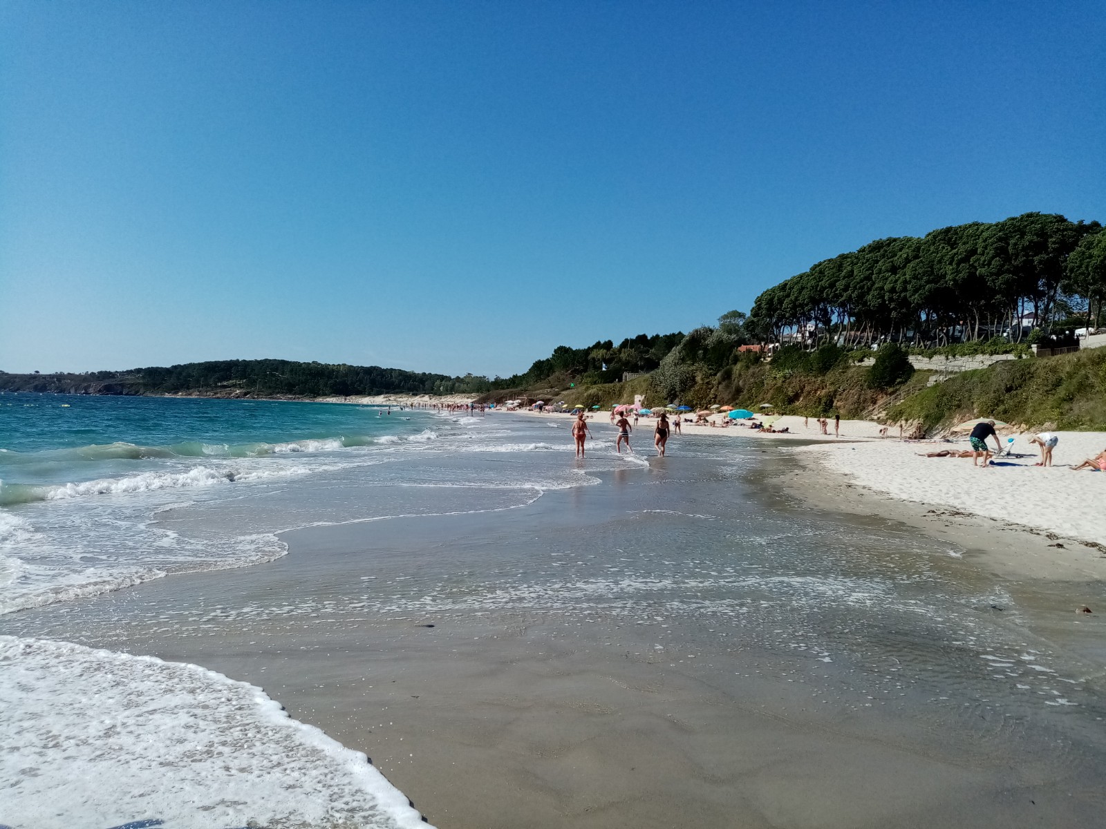 Pragueira beach'in fotoğrafı turkuaz saf su yüzey ile