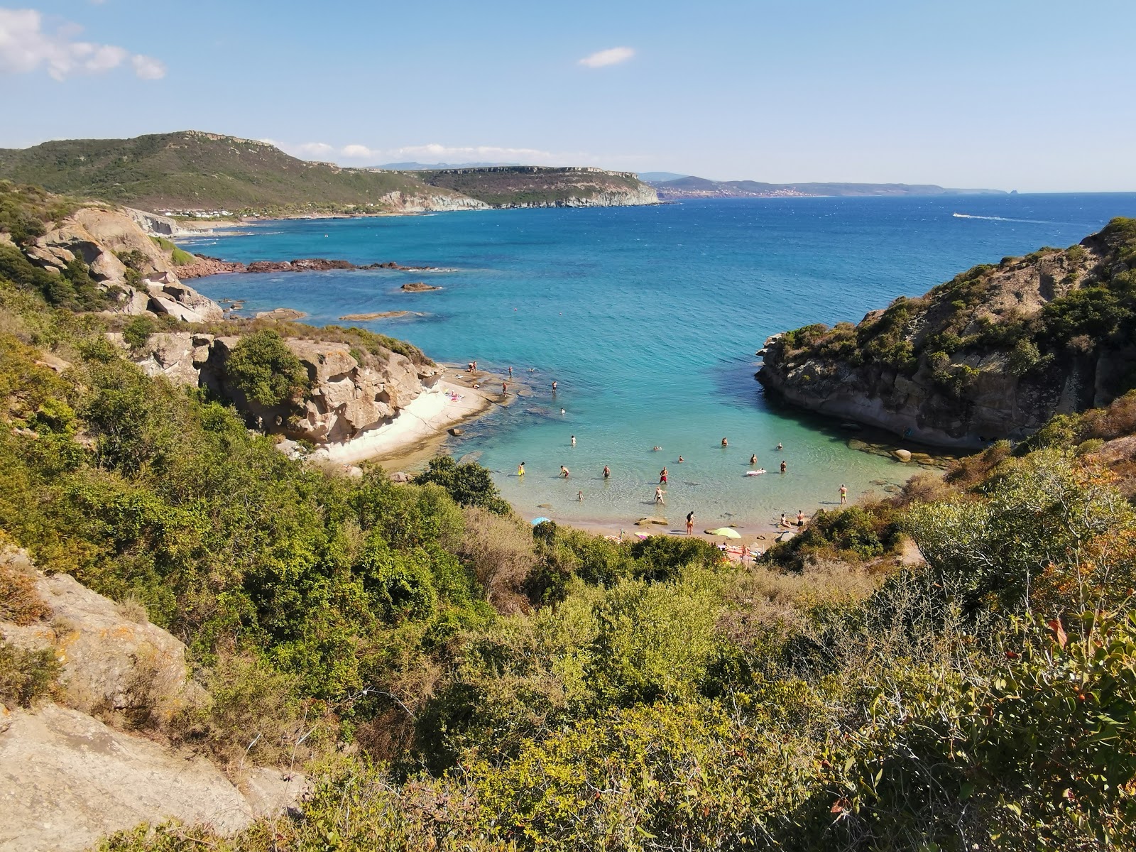 Foto av Spiaggia Cumpoltittu omgiven av klippor