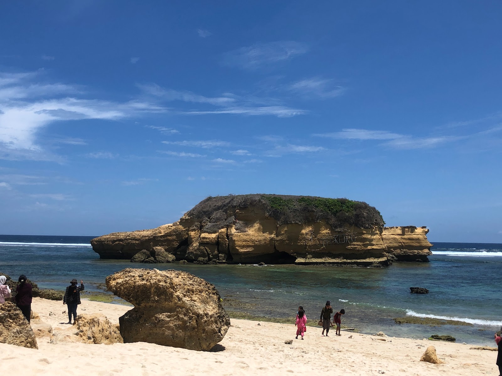 Foto de Kura-kura Beach respaldado por acantilados