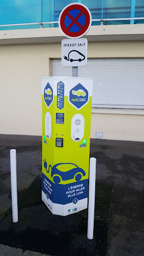 Borne de recharge de véhicules électriques MobiSDEC Station de recharge Luc-sur-Mer