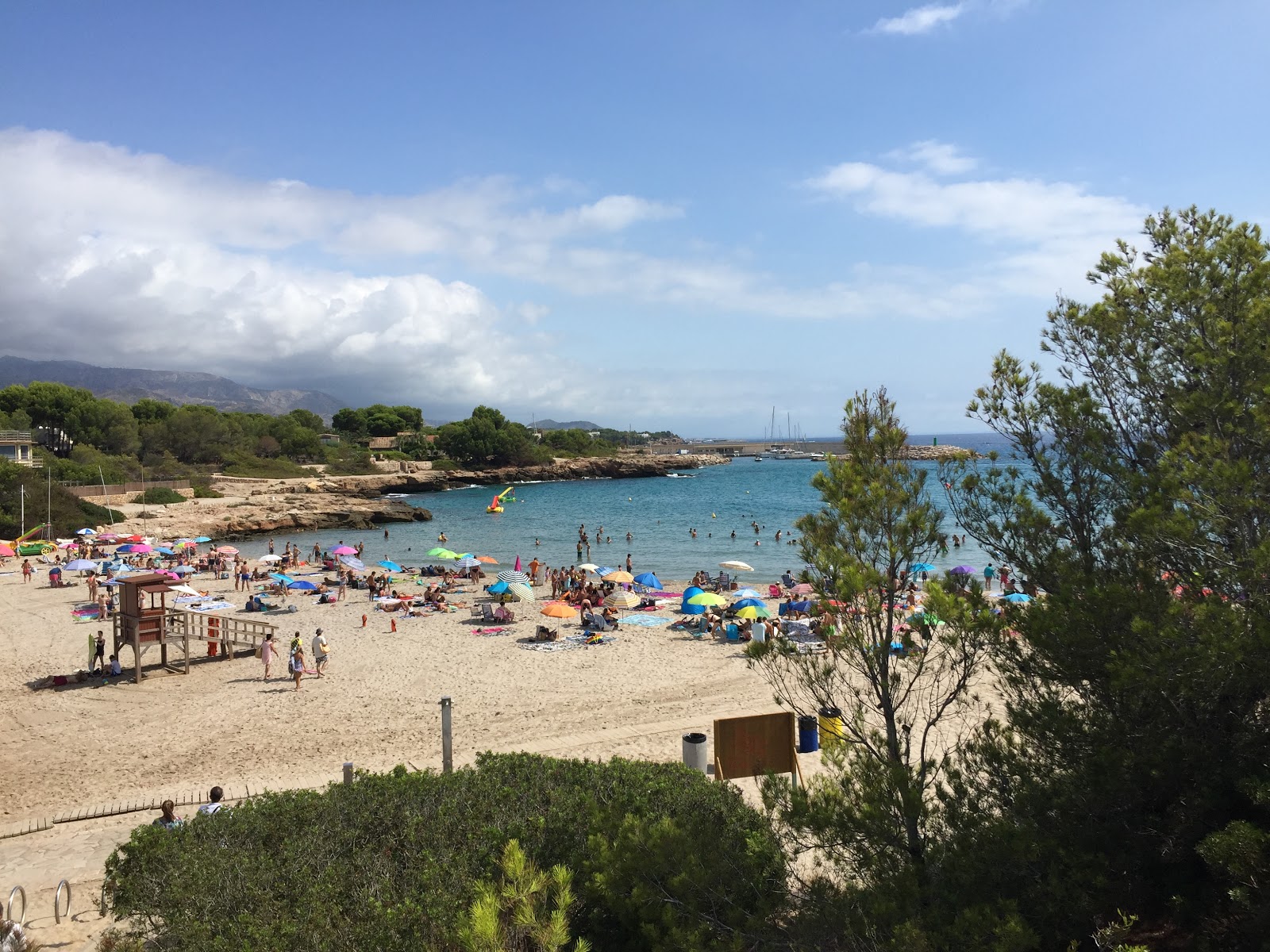 Foto di Cala Sant Jordi con baia spaziosa