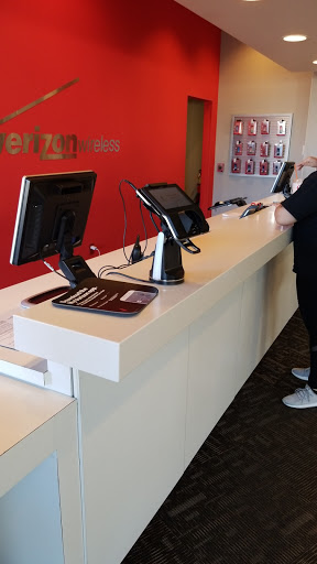 Cell Phone Store «Verizon», reviews and photos, 10120 W McDowell Rd #100, Avondale, AZ 85392, USA