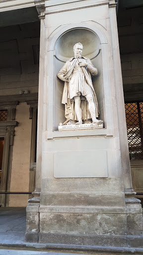 Statua di Michelangelo Buonarroti