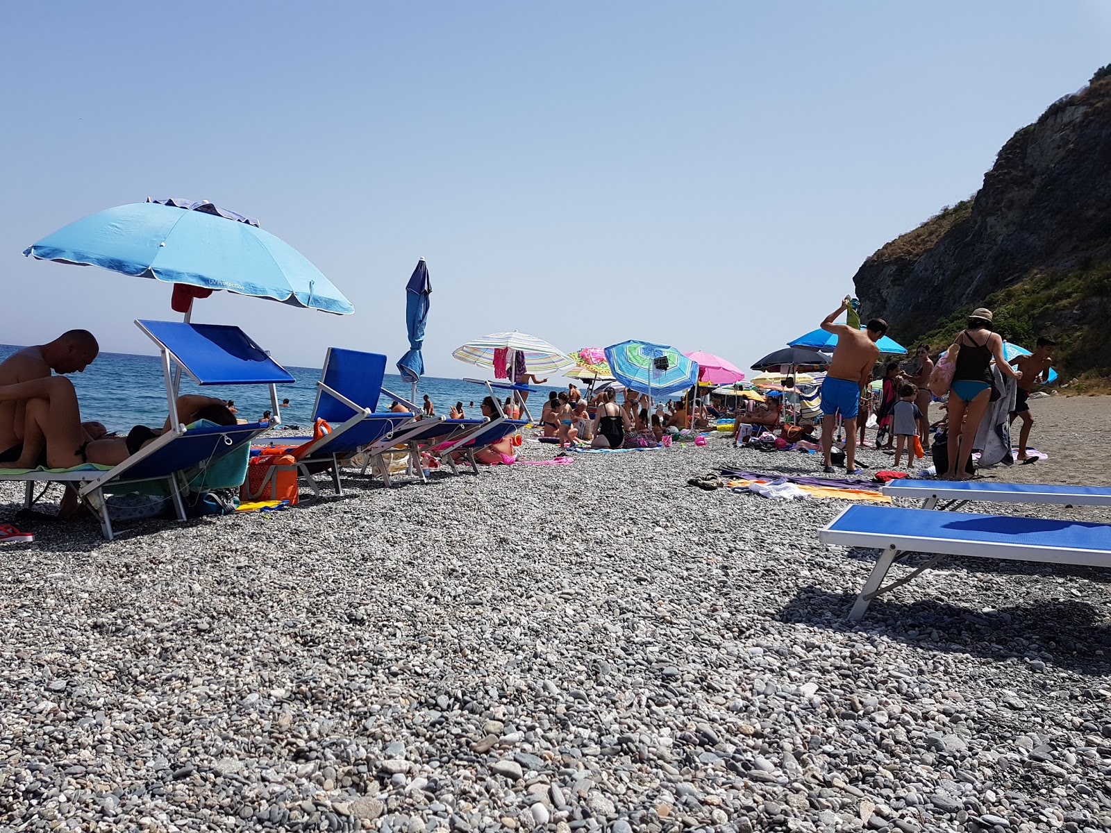 Fotografija Grotte beach obkrožen z gorami