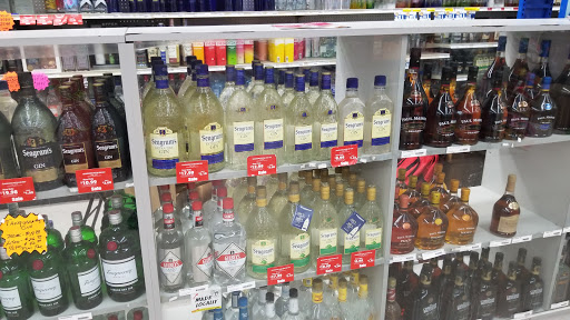 Liquor Store «QueenCity Wine&Spirits - Lottery - Soda - Snacks - Craft Beer-», reviews and photos, 113 E 5th St, Cincinnati, OH 45202, USA