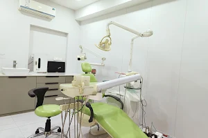 Apple dental clinic image