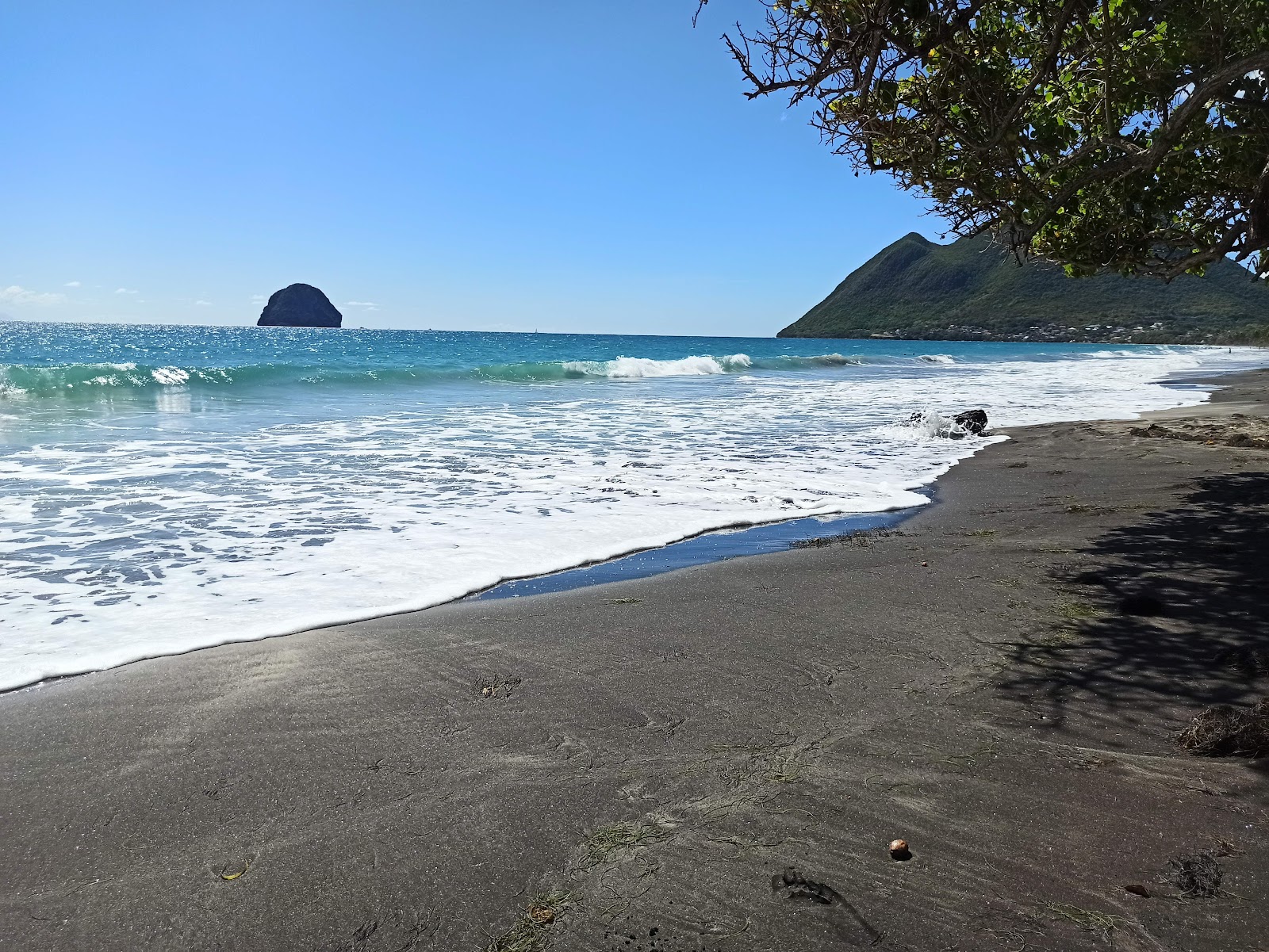 Photo de Le Diamant beach avec rivage droit, long