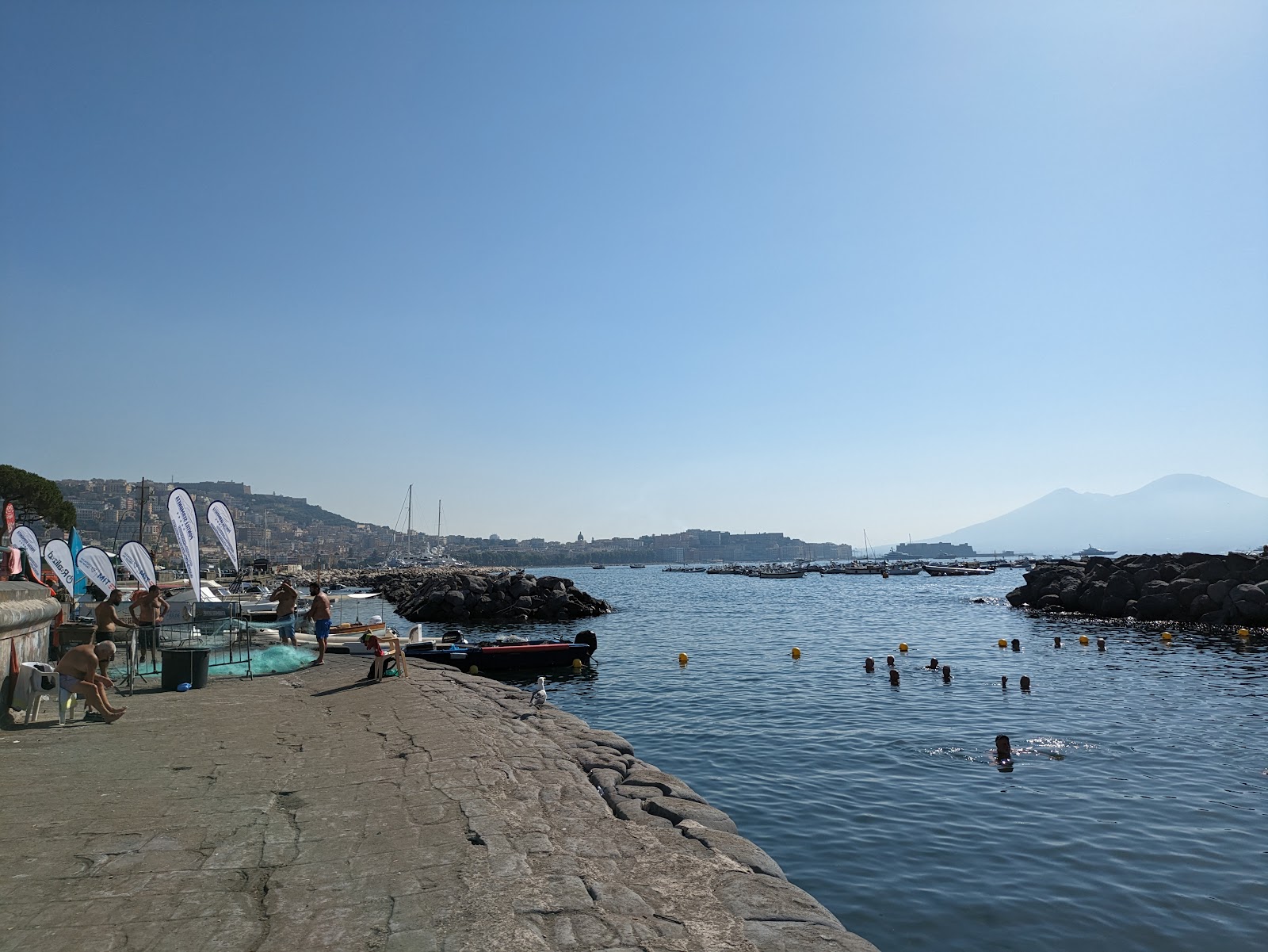 Φωτογραφία του Spiaggia Mergellina με επίπεδο καθαριότητας πολύ καθαρό