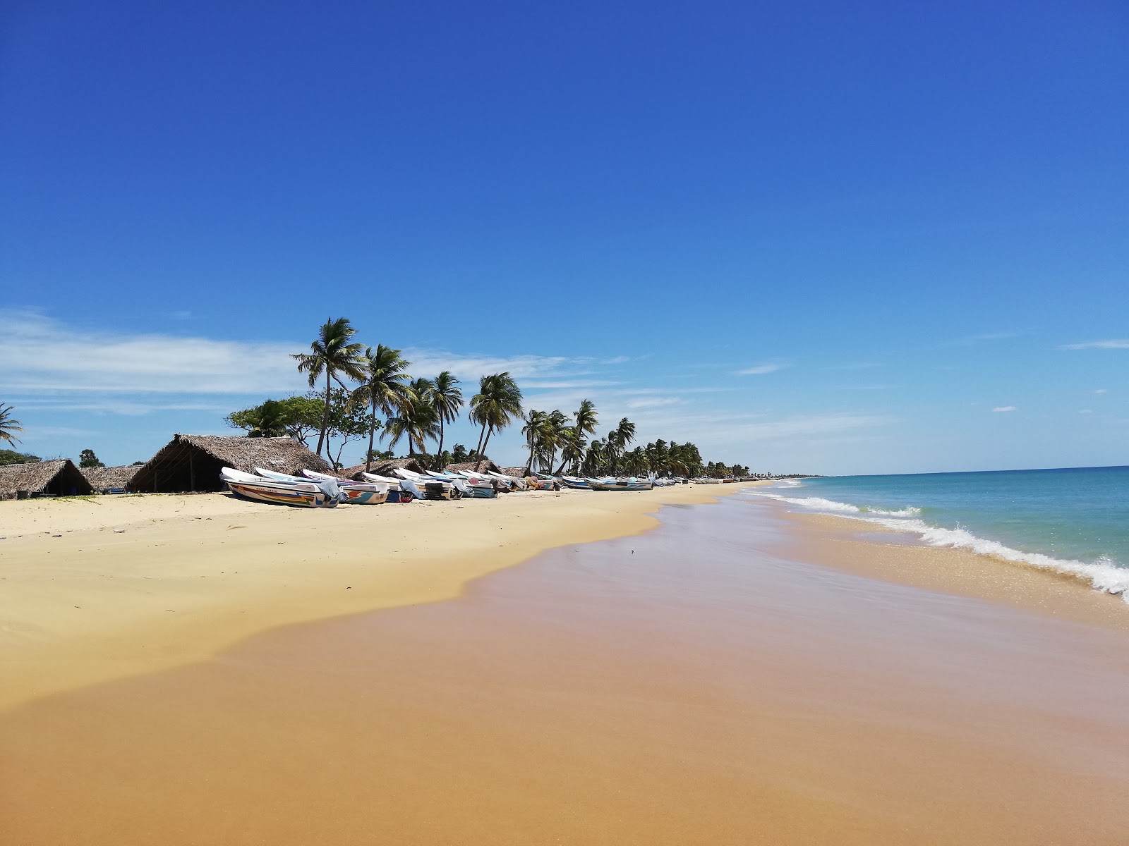 Fotografija Thaalayadi Beach z svetel pesek površino