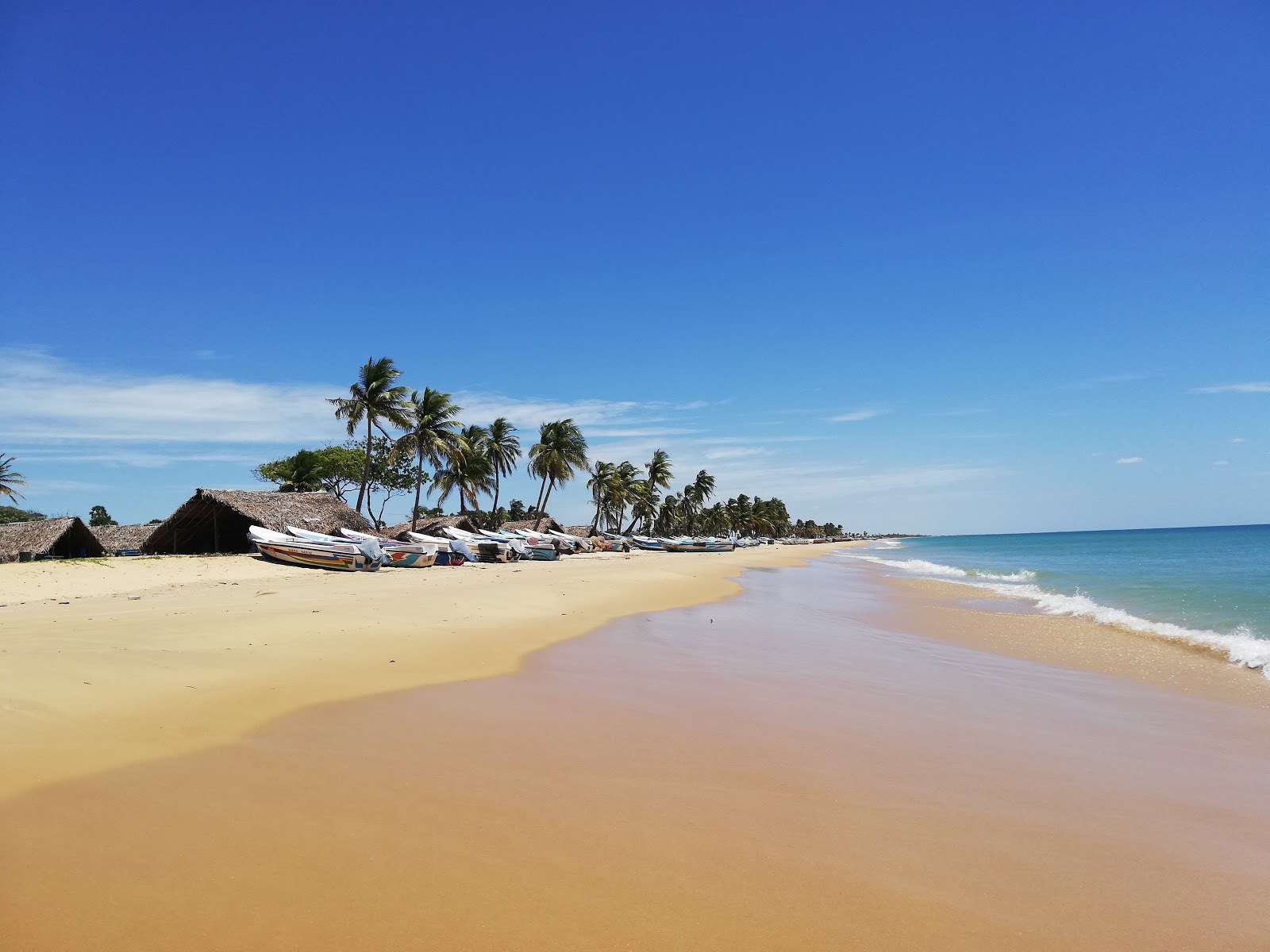 Foto di Thaalayadi Beach con una superficie del sabbia beige