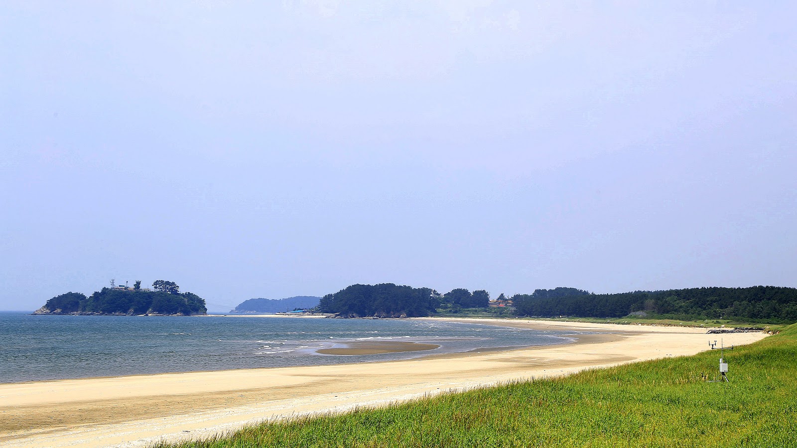 Φωτογραφία του Jangan Beach με φωτεινή άμμος επιφάνεια