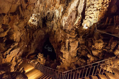 Entrée Naturelle De La Grotte De L'Aven D'Orgnac à Orgnac-l'Aven