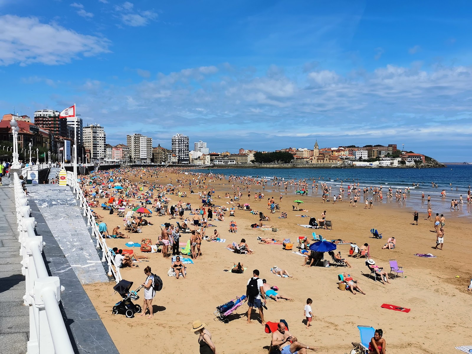 Foto di Playa de San Lorenzo con una superficie del sabbia beige fine