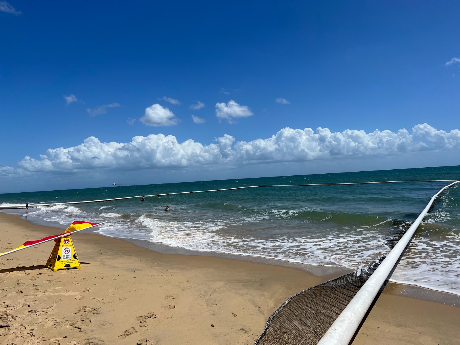 Ellis Beach'in fotoğrafı dağlarla çevrili