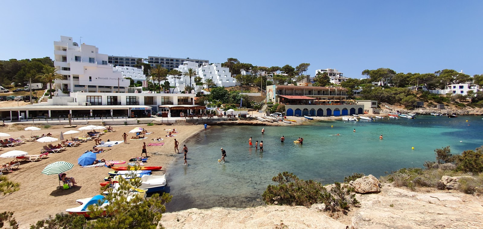 Foto di Es Portitxol a Portinatx con una superficie del acqua cristallina