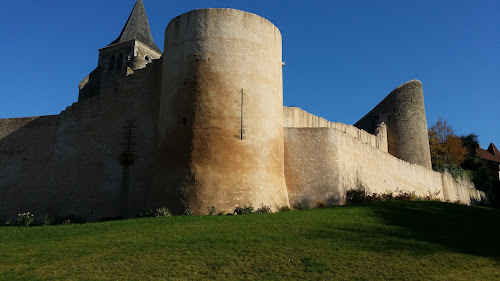 Les remparts d'Ainay-le-Chateau à Ainay-le-Château