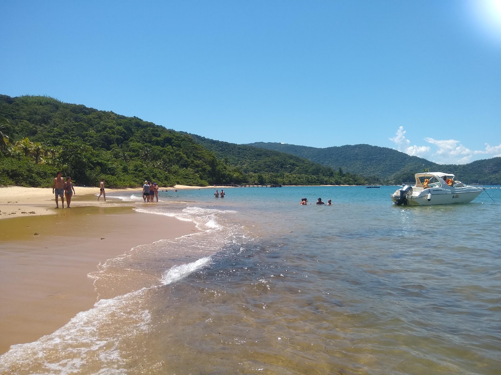 Foto de Praia de Camiranga con agua cristalina superficie