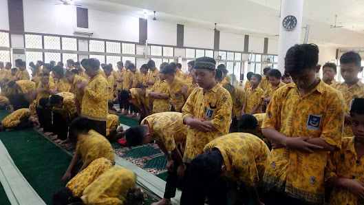 Seragam - SMP Mujahidin Surabaya