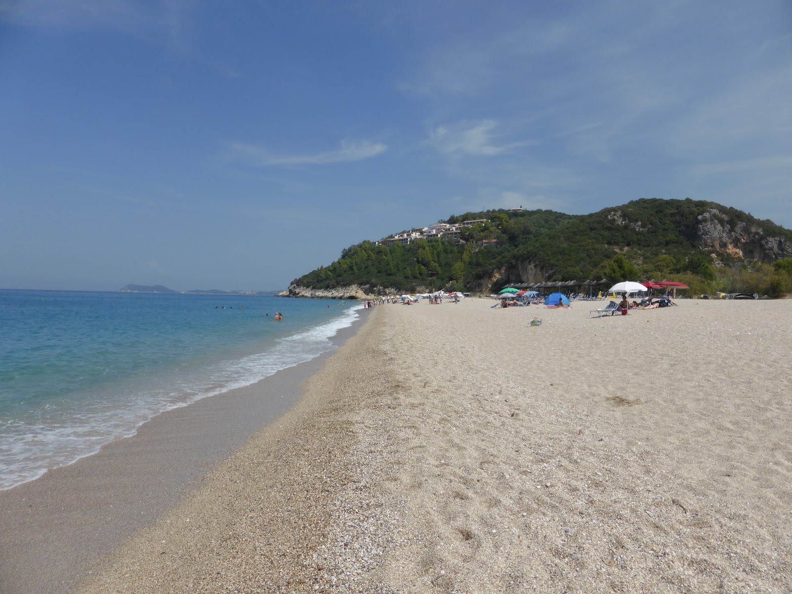 Foto von Karavostasi beach mit geräumige bucht