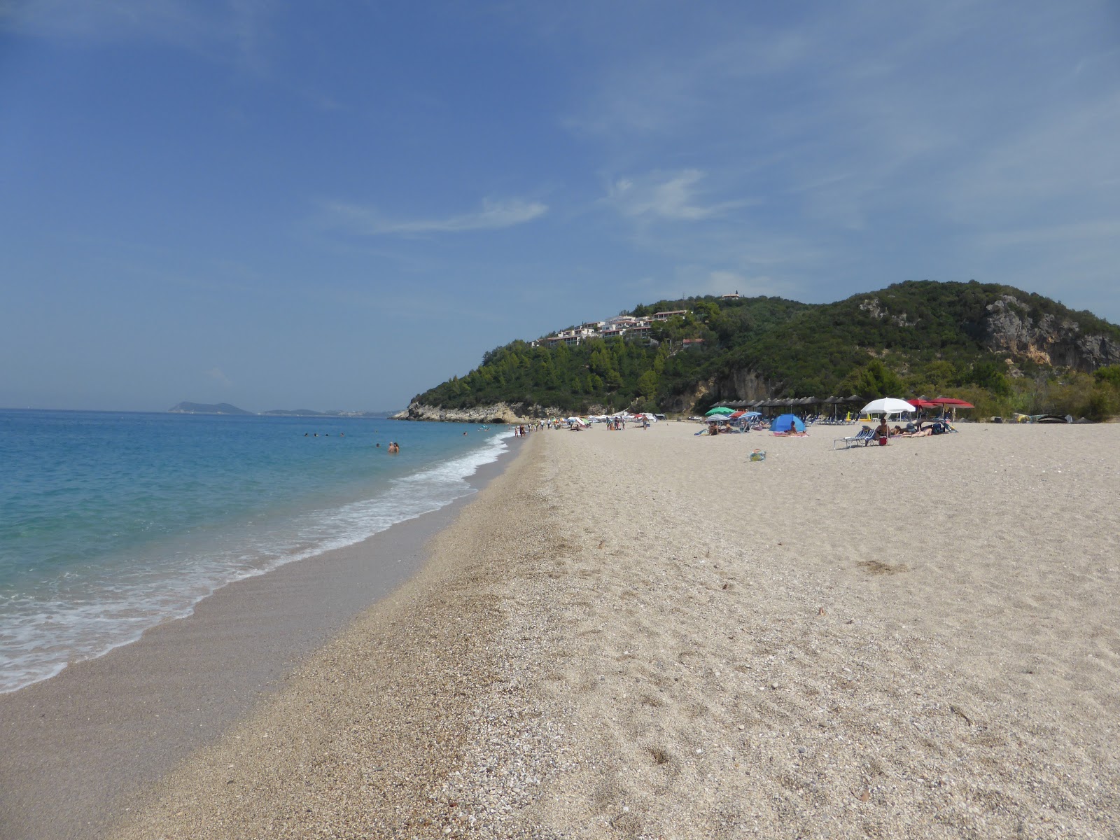 Foto de Karavostasi beach com baía espaçosa