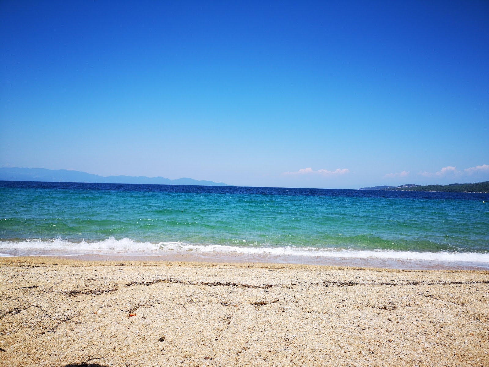 Fotografie cu Komitsa Beach amplasat într-o zonă naturală