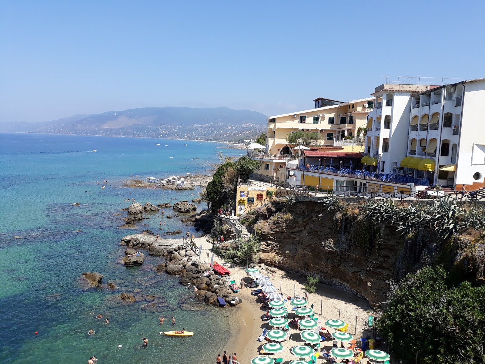 Φωτογραφία του Παραλία Φικοτσέλα με επίπεδο καθαριότητας πολύ καθαρό