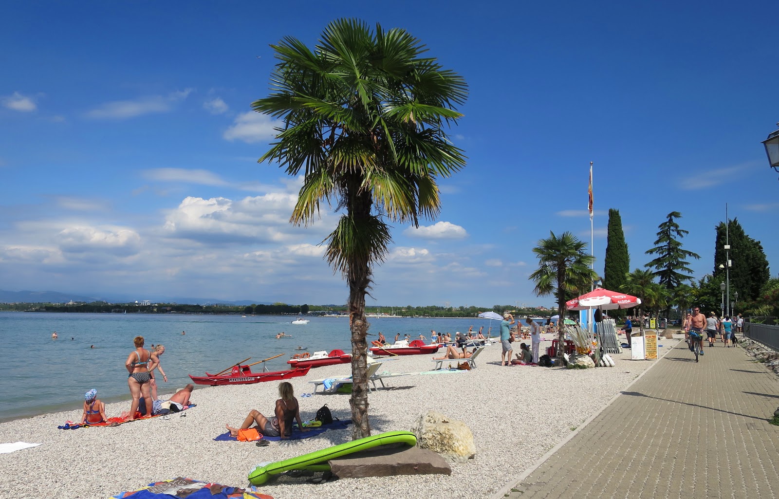 Foto van Spiaggia Dei Capuccini met grijze fijne kiezelsteen oppervlakte