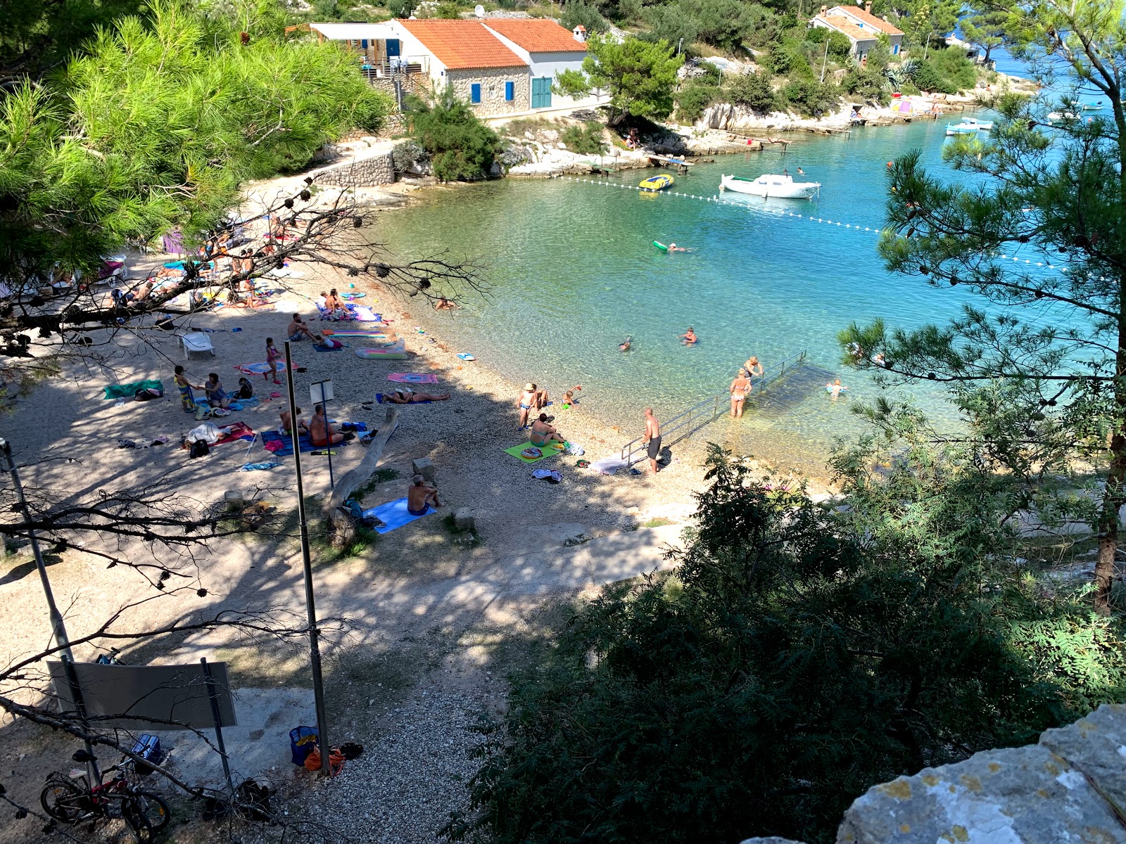 Foto von Valdarke beach mit heller kies Oberfläche